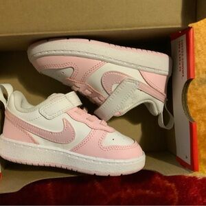 Nike Kids Sneakers in Pink and White
